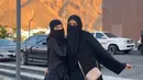 <p>Mereka juga berfoto di depan restoran terkenal di Arab Saudi, yaitu Romansiah. Keduanya masih mengenakan cadar. (Foto: Instagram/ michelleziu)</p>