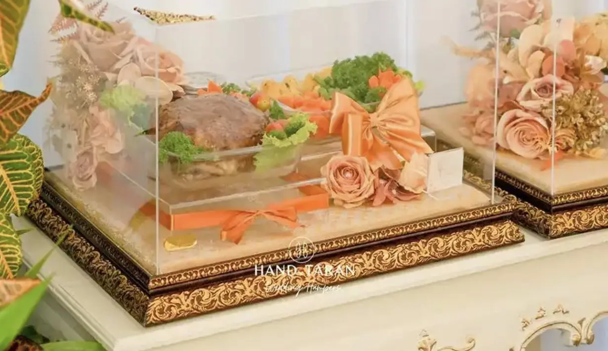 Hidangan ayam utuh satu ini juga diplating jadi semakin menarik lengkap dengan isian sayur yang menggugah selera.  [Foto: Handtaran.Dok]