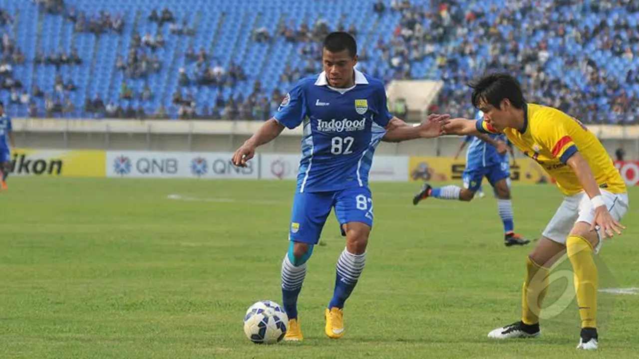 Penyerang Persib Bandung Tantan saat duel dengan pemain Kitchee