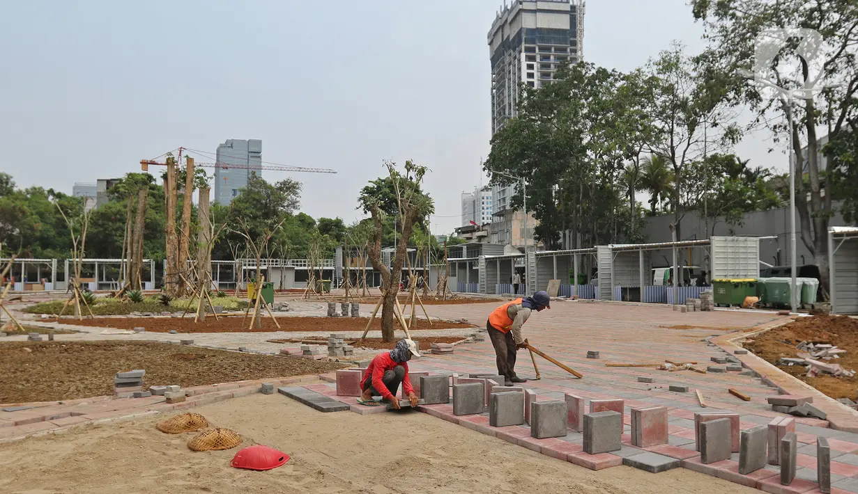 Pekerja menyelesaikan proyek pembangunan pusat kuliner di bekas lahan parkir "Park and Ride" di kawasan MH Thamrin, Jakarta, Sabtu (14/12/2019). Pemprov DKI membangun penyedia ruang usaha mikro kecil ramah lingkungan di kawasan tersebut dengan luas 8.710 meter. (Liputan6.com/Herman Zakharia)