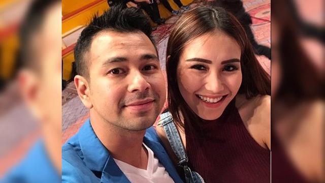 Foto Bareng Raffi Pakai Baju Ini Ayu Ting Ting Disangka Hamil Showbiz Liputan6 Com