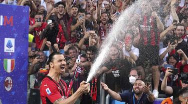 Deretan Selebrasi Zlatan Ibrahimovic Rayakan Juara AC Milan