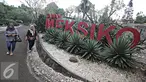Pengunjung berjalan di sekitar Taman Meksiko, Kebun Raya Bogor, Jawa Barat, Senin (28/3). Di taman tersebut, terdapat 100 jenis kaktus, agave, yucca, dan sukulen yang berasal dari gurun Amerika serta Asia. (Liputan6.com/Immanuel Antonius)
