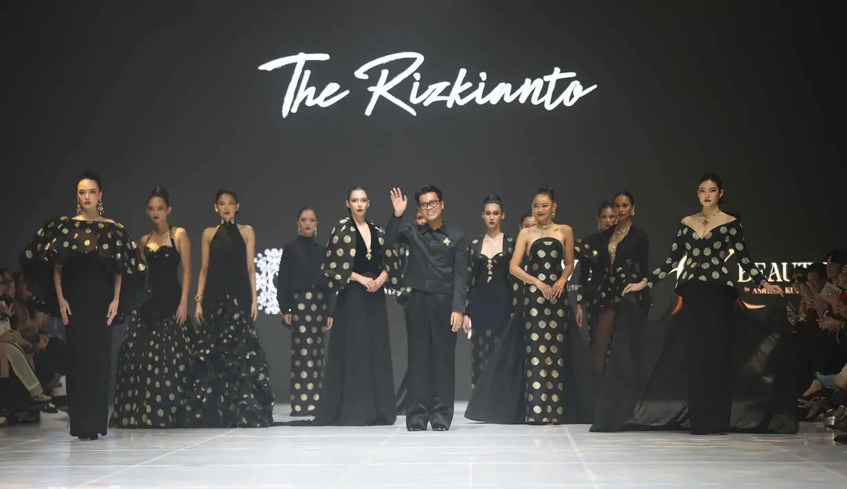 Para model memeragakan busana fesyen The Rizkianto pada panggung gelaran mode Jakarta Fashion Week (JFW) 2026 di City Hall, Pondok Indah Mall 3, Jakarta, Rabu (29/10/2025). (Kapanlagi.com/Budy Santoso)