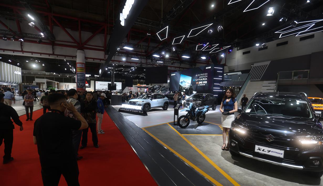 Pelaksanaan IIMS tahun ini semakin sarat makna seiring dengan luas area pameran yang bertambah, jumlah peserta yang meningkat, serta program yang semakin beragam dan menghibur. Tampak dalam foto, pengunjung melihat-lihat mobil yang dipamerkan saat International Motor Show (IIMS) 2026 di JIExpo Kemayoran, Jakarta, Kamis (5/2/2026). (Kapanlagi.com/Budy Santoso)