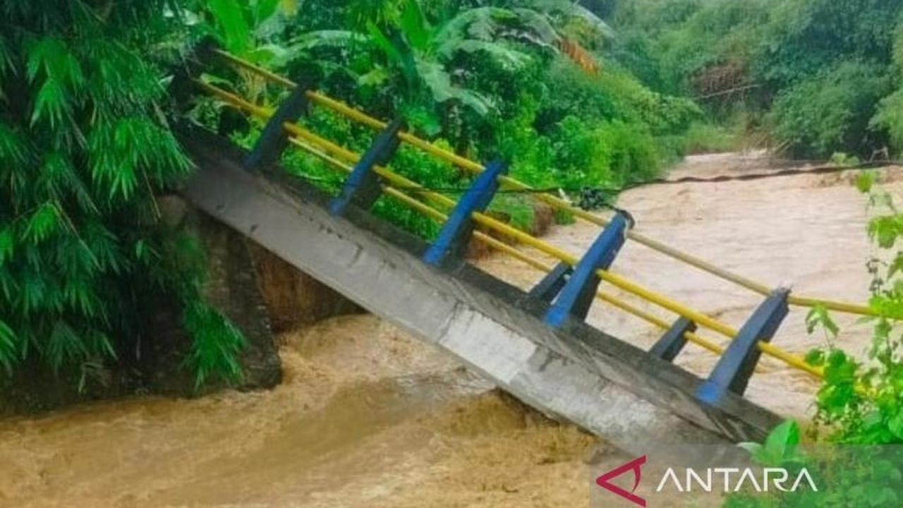 Banjir Lombok Barat Landa Tiga Kecamatan, Dua Jembatan Ambruk Akibat Hujan Deras