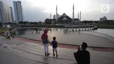Suasana Waduk Mookervart saat sore hari di Kalideres, Jakarta Barat, Minggu (9/5/2021). Waduk Mookervart tersebut dimanfaatkan oleh warga sekitar untuk ngabuburit atau menunggu waktu berbuka puasa tiba. (Liputan6.com/Angga Yuniar)