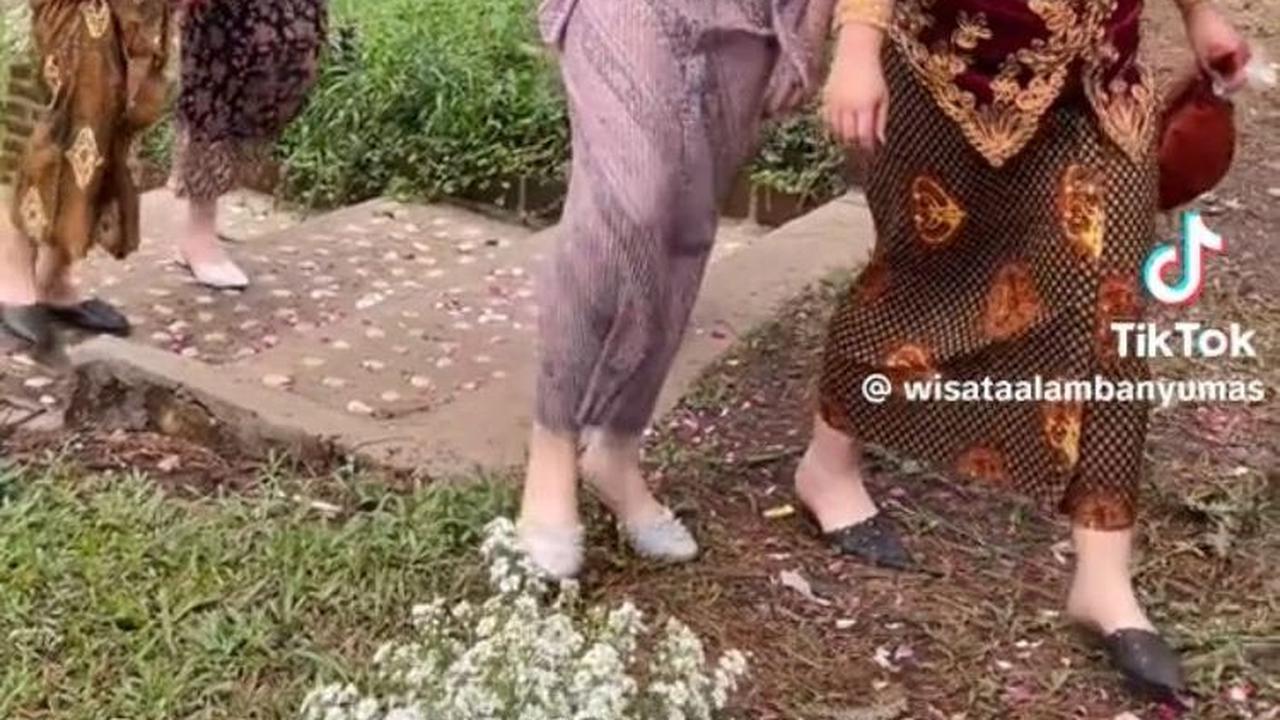 Tak hanya wanita, bule pria juga tampil dengan beskap dan belangkon layaknya laki-laki Jawa.