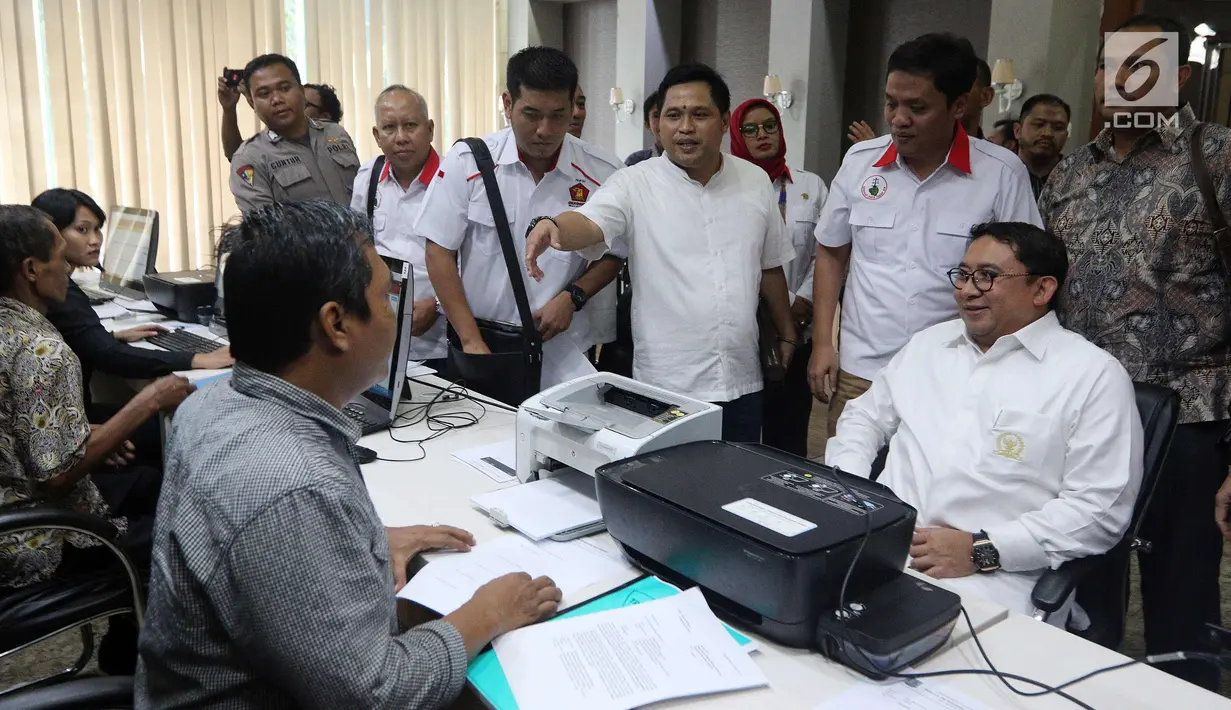 Sekjen Partai Gerindra Fadli Zon berbincang saat mendatangi Bareskrim Mabes Polri, Jakarta, Jumat (2/3). Salah satu akun yang dilaporkan oleh Fadli Zon adalah akun twitter milik Ananda Sukarlan. (Liputan6.com/Johan Tallo)