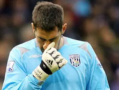West Bromwich's goalkeeper Scott Carson reacts during their Premiership match against Hull at The Hawthorns football stadium on October 25, 2008. AFP PHOTO/Carl de Souza.