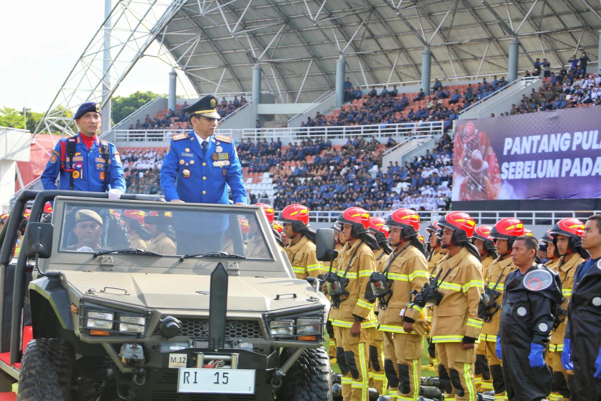 Wamendagri Akhmad Wiyagus saat menjadi Inspektur Upacara Peringatan HUT ke-107 Damkar dan Penyelamatan, HUT ke-76 Satpol PP, serta HUT ke-64 Satlinmas di Stadion Gelora Sriwijaya