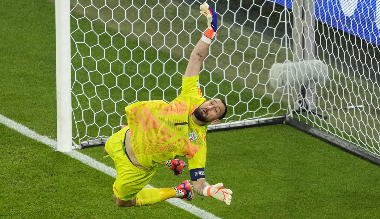 Kiper Timnas Italia, Gianluigi Donnarumma melakukan penyelamatan atas tendangan gelandang Timnas Spanyol, Fabian Ruiz pada laga matchday kedua Grup B Euro 2024 di Arena Aufschalke, Gelsenkirchen, Jerman, Kamis (20/6/2024). (AP Photo/Andreea Alexandru)
