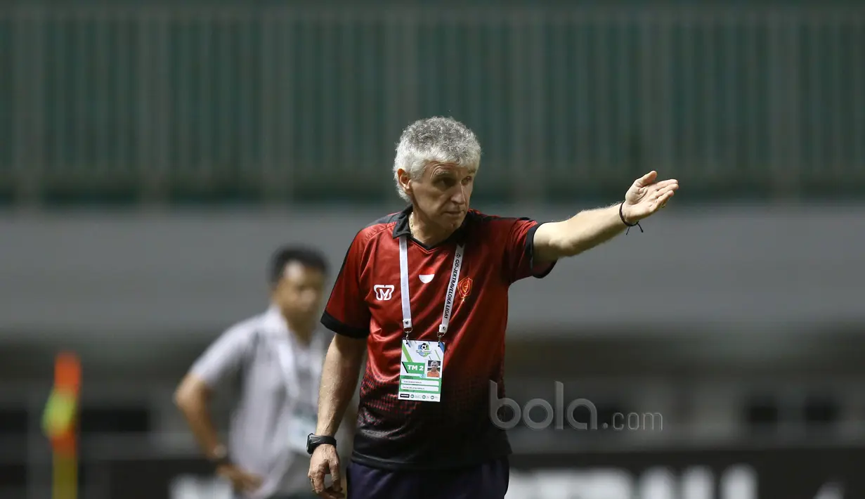 Gaya Ivan Kolev dipinggir lapangan dengan memberikan instruksi kepada para pemain PS TNI melawan Perseru Serui pada Liga 1 2017 di Stadion Pakansari, Bogor, Minggu (18/6/2017). PS TNI menang 1-0. (Bola.com/Nicklas Hanoatubun)