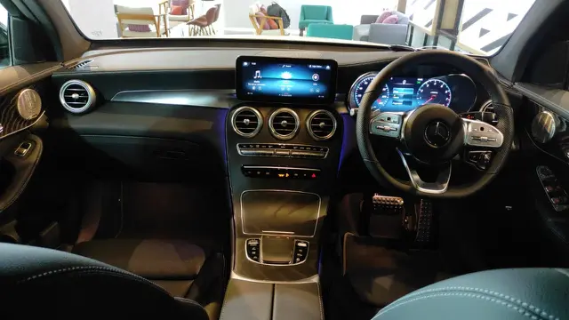 interior Mercedes-Benz 200 AMG Line Night Edition (Arief A/Liputan6.com)