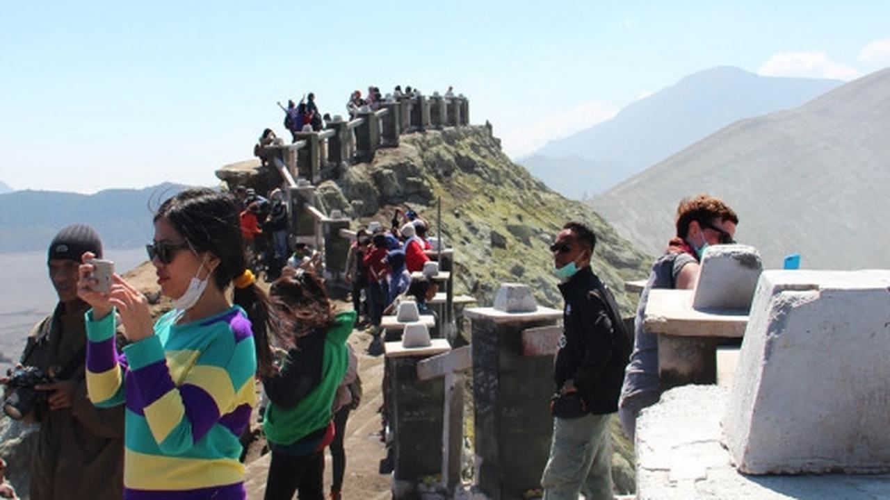 Melihat pesona kawah Gunung Bromo lebih dekat