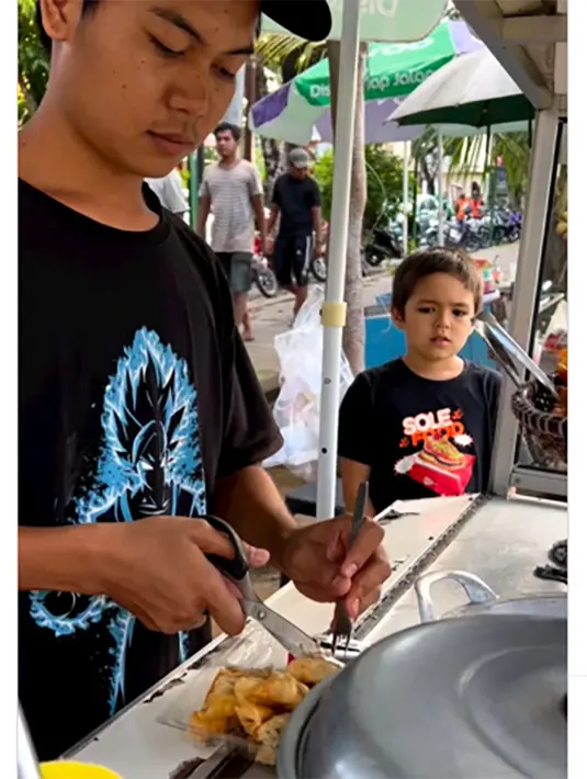 Potret anak pertama Jedar saat membeli batagor. Meski memiliki paras bule dan terlahir kaya, El tampak suka jajanan kaki lima. Unggahan tersebut mendapat banyak pujian dari warganet. [Instagram/inijedar]