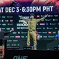 Jarred Brooks berdiri di atas meja pada area konferensi pers ONE 164 di Manila, Rabu (30/11/2022). (Dok One Championship)