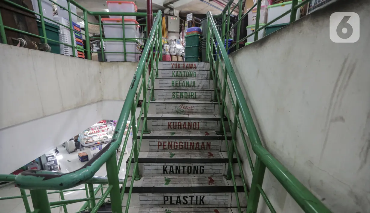 Suasana Pasar Tebet Barat, Jakarta Selatan, Kamis (23/7/2020). Hal Ini dilakukan guna memberikan pemahaman kepada pedagang dan pembeli untuk mengurangi sampah plastik demi kelestarian lingkungan. (Liputan6.com/JohanTallo)