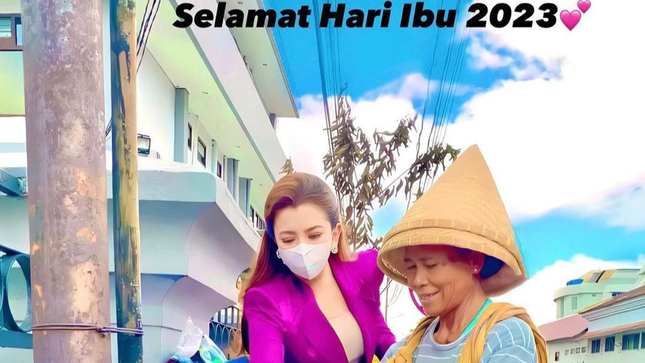 Wanita cantik yang dikenal dengan sapaan Bu Kombes ini merayakan Hari Ibu dengan cara melarisi dagangan para ibu-ibu pejuang rupiah.