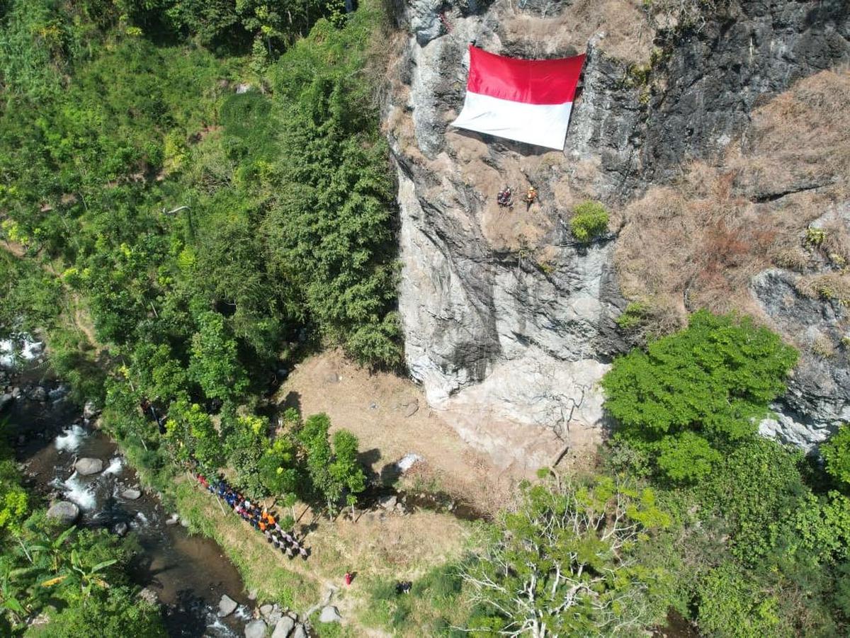 Merah Putih di Ketinggian Tebing