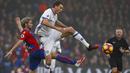 Pemain Crystal Palace, Yohan Cabaye (kir) berusaha menghadang pemain Chelsea, Nemanja Matic pada lanjutan Premier Leagu di Selhurst Park, (17/12/2016). Chelsea menang 1-0. (AFP/Adrian Dennis)  