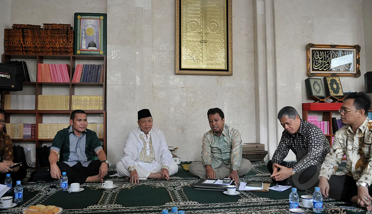 DPP PPP kubu Romahurmuzy saat menyambangi kediaman mantan Wapres, Hamzah Haz (ketiga kiri) di kawasan Kuningan, Jakarta, Selasa (7/4/2015). Pertemuan dihadiri para petinggi partai tersebut dan berlangsung tertutup. (Liputan6.com/Johan Tallo)