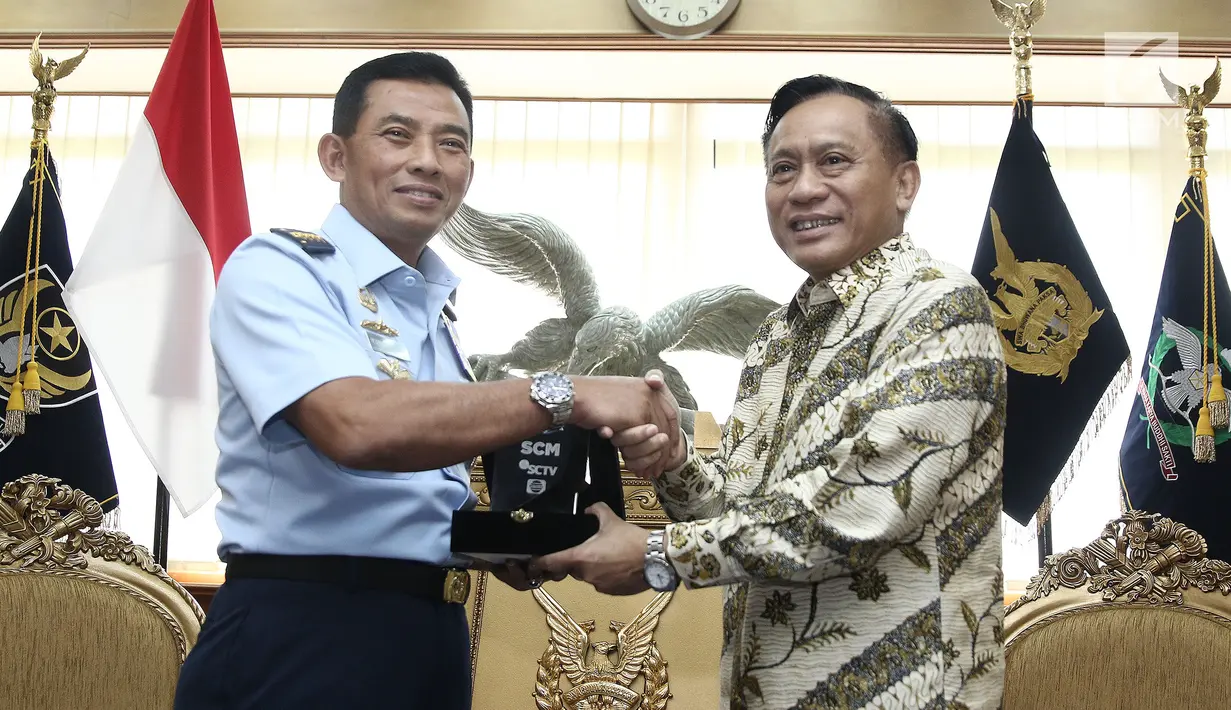 Direktur Utama Indosiar Imam Sudjarwo memberikan plakat ke KSAU Marsekal TNI Yuyu Sutisna seusai silaturahmi dan audiensi antar lembaga di Mabes TNI Cilangkap, Jakarta, Kamis (6/12). (Liputan6.com/Herman Zakharia)