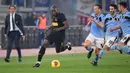 Penyerang Inter Milan, Romelu Lukaku (tengah) membawa bola dari kawalan tiga pemain Lazio pada pertandingan lanjutan Liga Serie A Italia di stadion Olimpiade Roma, Minggu, (16/2/2020). Lazio menang 2-1 atas Inter Milan.  (AFP/Andreas Solaro)