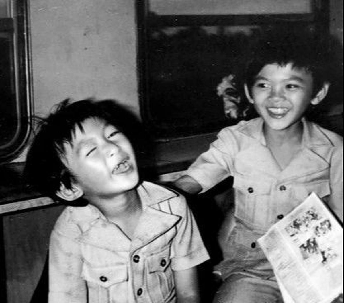 Bocah lucu dengan paras wajah Tionghoa yang ada dalam foto tersebut barangkali tak akan menyangka salah satu dari mereka kelak akan menjadi orang paling penting di Pertamina.