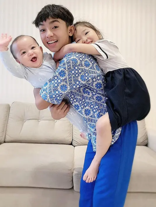 Selain belajar, saat di rumah saja Betrand  Peto juga menceritakan tentang kegiatan lain yang dilakukannya. Ia juga bermain dengan kedua adik perempuannya, Thalia Putri Onsu dan Thania Putri Onsu. Tentu itu menjadi caranya mengusir bosan. (Instagram/Betrandpetoputraonsu)