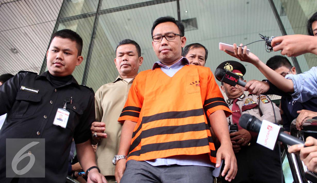 Ekspresi Budi Rachmat Kurniawan (BRK) saat keluar dari gedung KPK, Jakarta, Kamis (6/8/2015). BRK ditahan usai menjalani pemeriksaan KPK karena diduga terlibat korupsi pembangunan diklat pelayaran Sorong tahap 3. (Liputan6.com/Helmi Afandi)