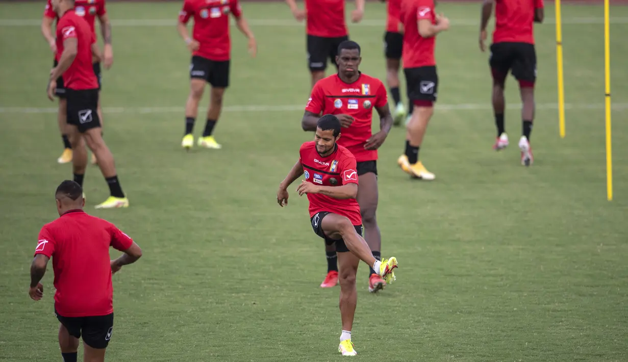 Bek timnas Venezuela Roberto Rosales (tengah) melakukan peregangan selama sesi latihan di Caracas, Venezuela, Selasa (5/10/2021). Venezuela akan bertanding melawan Brasil dalam pertandingan Kualifikasi Piala Dunia 2022 Zona Amerika Selatan pada Jumat, 8 Oktober 2021 WIB. (Yuri CORTEZ / AFP)