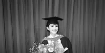 Sarah Menzel resmi mengakhiri masa kuliahnya dengan lulus dari Bournemouth University. Ia pun merayakan kelulusannya dengan mengikuti wisuda [@sarah_menzel]