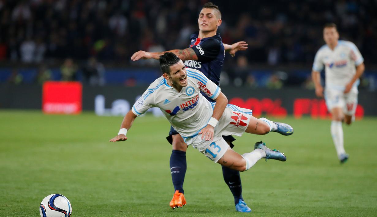 Pemain PSG Marco Verratti (belakang) berebut bola dengan pemain Olympique Marseille Remy Cabella dalam lanjutan Liga 1 Perancis di Parc des Princes stadium,Paris, Minggu (04/10/2015). PSG menang 2-1.  (EPA/Ian Langsdon)