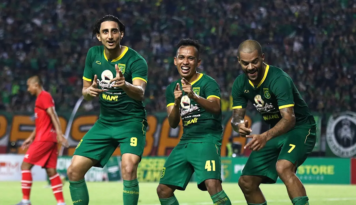Para pemain Persebaya Surabaya merayakan gol yang dicetak David Da Silva ke gawang Sabah FA pada laga persahabatan di Stadion Gelora Bung Tomo, Surabaya, Sabtu (8/2). Persebaya menang 3-1 atas Sabah FA. (Bola.com/Aditya Wany)