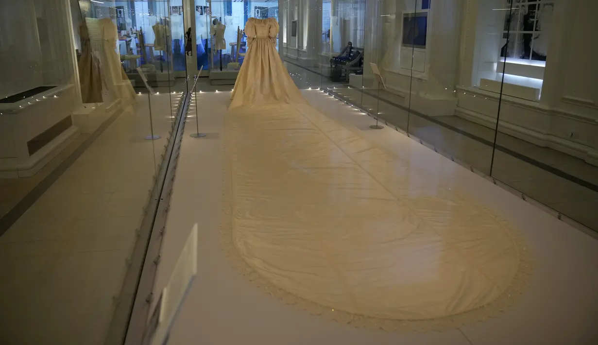Gaun pengantin Putri Diana ditampilkan selama pratinjau media untuk pameran "Royal Style in the Making" di Istana Kensington di London, Rabu (2/6/2021). Pameran yang dibuka untuk pengunjung pada Kamis, 3 Juni 2021, ini akan berlangsung hingga 2 Januari 2022. (AP Photo/Matt Dunham)