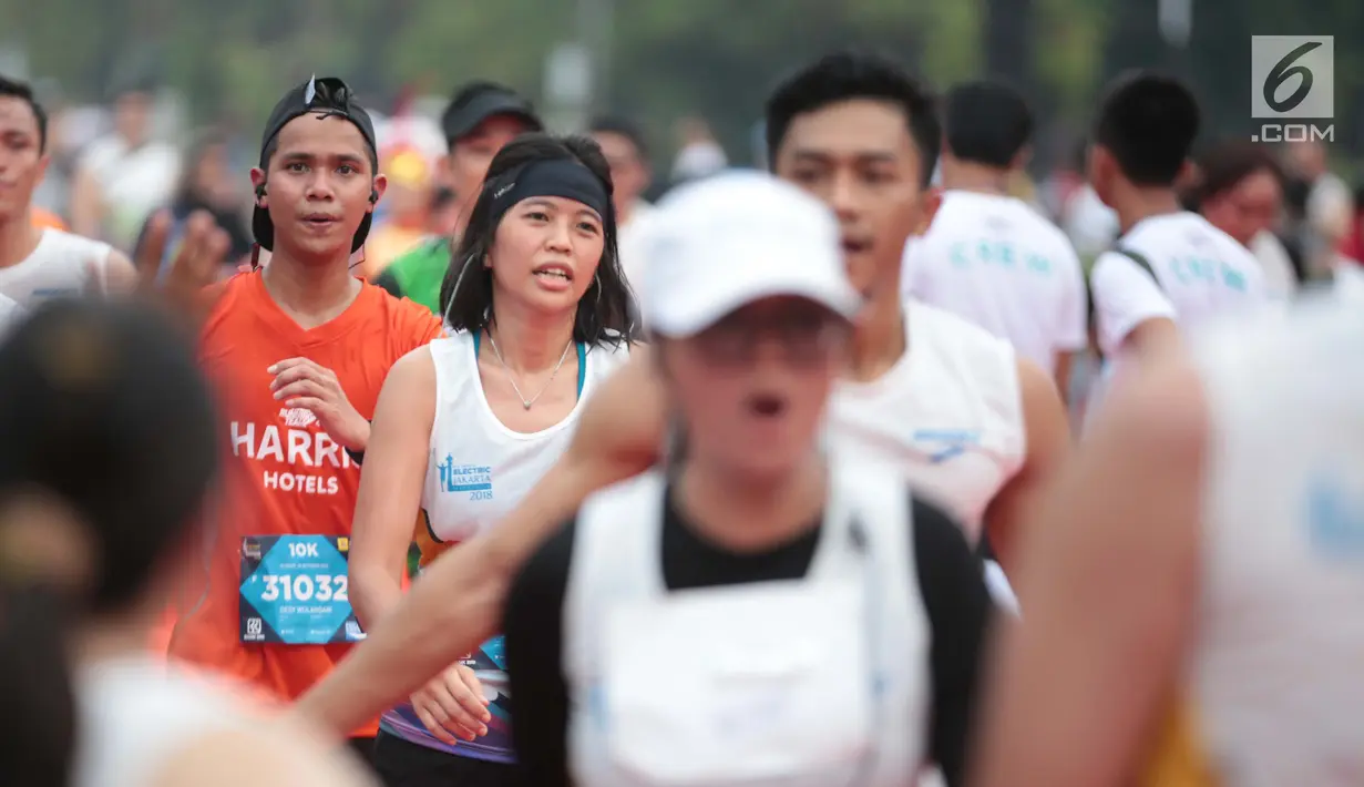 Ekspresi sejumlah pelari saat mencapai garis finis Jakarta Marathon 2018 di Gelora Bung Karno, Jakarta, Minggu (28/10). 12.500 pelari meramaikan Jakarta Marathon 2018 yang di sponsori PLN. (Liputan6.com/Faizal Fanani)