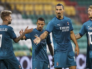 Pemain AC Milan merayakan gol yang dicetak Zlatan Ibrahimovic ke gawang Shamrock Rovers pada laga babak kualifikasi Luga Europa 2020/2021 di Tallaght Stadium, Jumat (18/9/2020) dini hari WIB. AC Milan menang 2-0 atas Shamrock Rovers. (AP Photo/Peter Morgan)