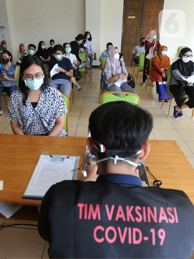 FOTO: Vaksinasi COVID-19 Massal Digelar di DKI Jakarta