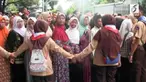 Warga Yogyakarta yang ingin bersalaman dengan Sultan Hamengkubuwono X harus rela mengantre selama 3 jam. Penuhnya warga membuat petugas kewalahan membuat sistem antreaan.