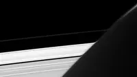 Penampakan cincin Planet Saturnus yang membengkok (Sumber: Gizmodo)