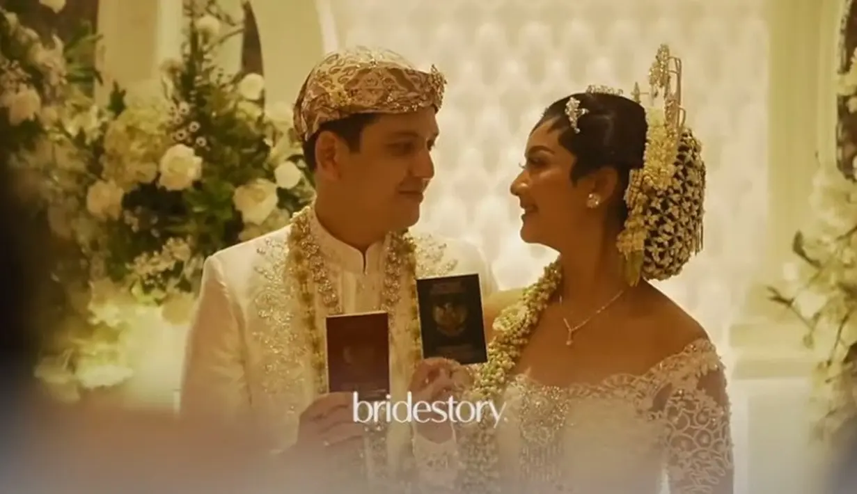 Rendi John dan Glenca Chysara menikah pada Minggu (20/11/2022) siang di Jakarta. (Foto: YouTube Glenca Chysara)