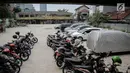 Suasana lokasi parkir motor dikawasan bekas Pasar Blora, Jakarta, Selasa (5/9). Menyambut larangan motor di Sudirman mendatang, Dishub kembali membuat kantong parkir, salah satunya di kawasan bekas pasar Blora. (Liputan6.com/Faizal Fanani)