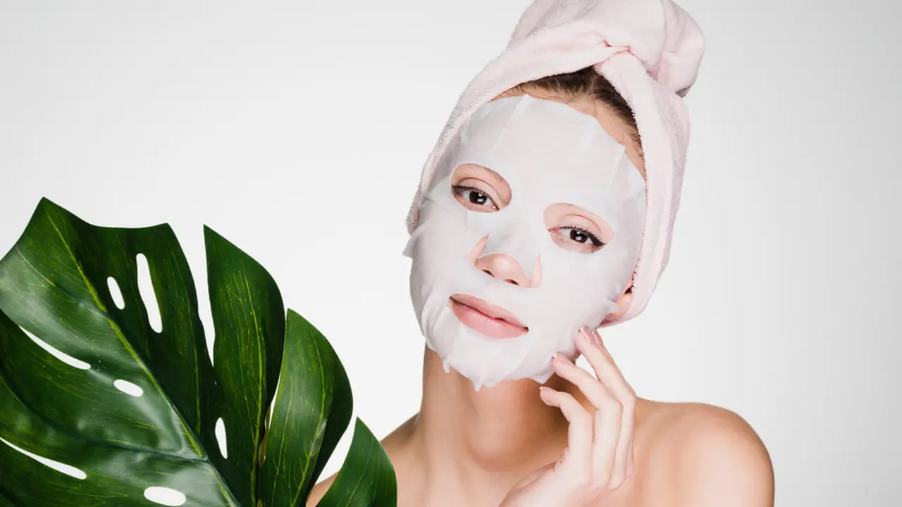 4 Cara Maksimalkan Perawatan Wajah dengan Sheet Mask, Bikin Kulit Makin Glowing