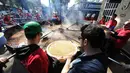 Koki bersiap menuangkan kacang lentil rebus ke panci raksasa untuk memecahkan rekor dunia Guinness Record dalam acara Prado Rural di Montevideo, Uruguay, Minggu (13/9/2015). Kacang tersebut cukup untuk memberi makan 10.000 orang. (AFP PHOTO/Miguel Rojo)