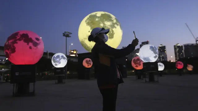 FOTO: Instalasi Bulan Purnama Penyemangat di Tengah Wabah COVID-19