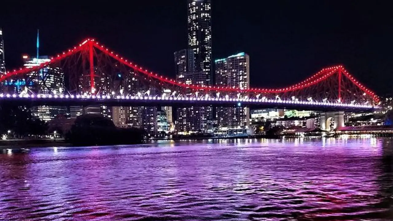 Lampu di jembatan Story Bridge Brisbane berwarna merah putih pada malam 17 Agustus 2020. (Facebook, Agustinus Jogiono)