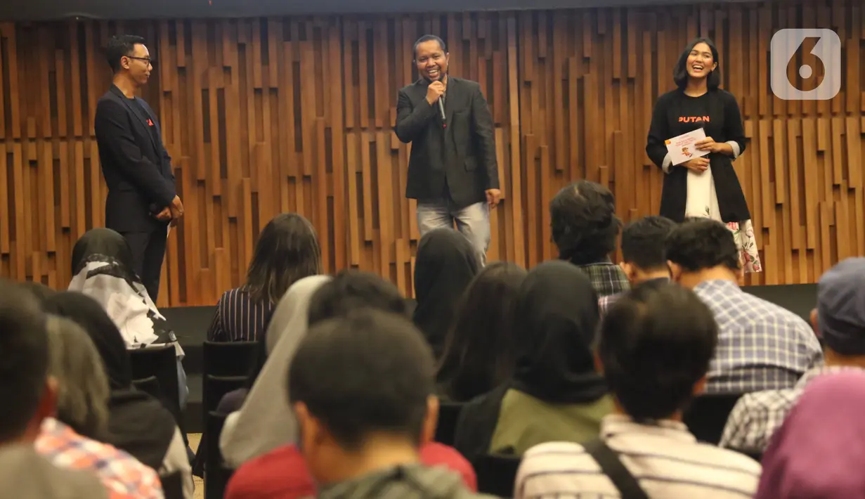 Direktur konten KLY, Wens Manggut (tengah) mengikuti kegiatan fun gathering pegiat cek fakta Jakarta, di SCTV Tower, Jakarta, Kamis (27/2). Kegiatan tersebut untuk silaturahmI sesama pegiat cek fakta Liputan6.com yang telah berkontribusi menangkis berita-berita hoax. (Liputan6.com/Angga Yuniar)