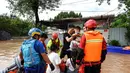 Tim SAR mengevakuasi penduduk yang terkena dampak banjir setelah hujan lebat di Dazhou, Sichuan, China, Minggu (11/7/2021). Banjir akibat hujan lebat melanda sejumlah wilayah di China. Ribuan orang terpaksa dievakuasi dan rumah-rumah mengalami pemadaman listrik akibat bencana tersebut. (AFP/STR)