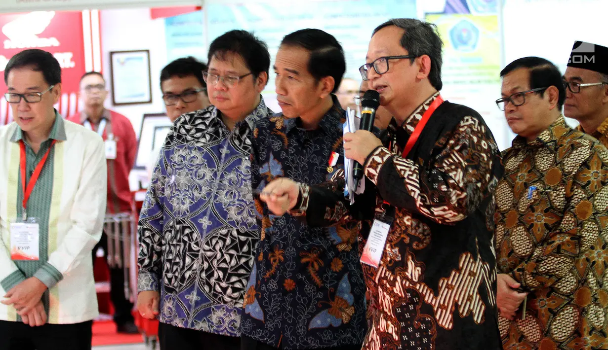 Presiden Jokowi meninjau program pendidikan vokasi di Cikarang Pusat, Bekasi, Jumat (28/7). Sebelumnya Jokowi meresmikan kerjasama pendidikan vokasi antara Kementerian Perindustrian dan PT Astra Otoparts serta SMK di Jawa Barat (Liputan6.com/Angga Yunani)